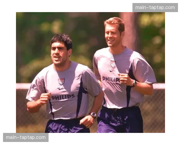 美国队演练雷纳定位球直接攻门，伯哈尔特寻求禁区外威胁